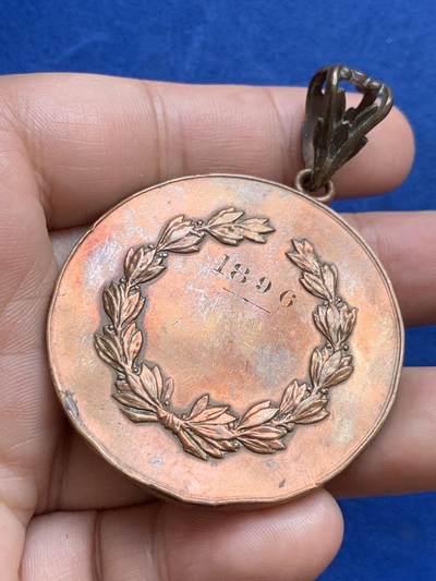 《竞宝斋》第423场 周日，周一，周二  3场连拍 （全场包邮） 法国1896年埃斯丁射击协会大尺寸奖章，直径47mm，带环重约49.2克。历经岁月，边有磕碰，细节见图。