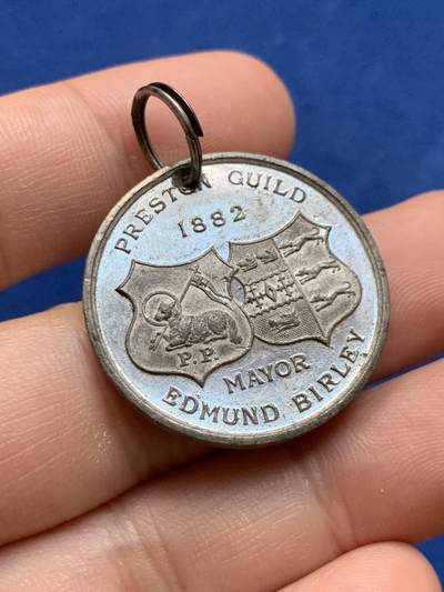 《竞宝斋》第423场 周日，周一，周二  3场连拍 （全场包邮） 英国1882阿尔巴尼公爵&公爵夫人纪念章，WM金属，直径：29.8mm，重量：7.85克。