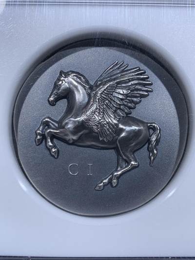《竞宝斋》第423场 周日，周一，周二  3场连拍 （全场包邮） NGC MS70ANTIQUED 库克2022年发行古希腊货币3（超高浮雕飞马设计）仿古银币（CIT重现千年历史货币复刻：1盎司克重，999纯银，33MM，限量999枚，盒证齐全）加厚盒