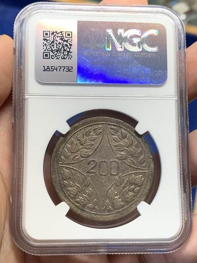 《竞宝斋》第423场 周日，周一，周二  3场连拍 （全场包邮） NGC AUD 1926年川花二百文，光边，中早期叶版，嘉禾图案清晰深邃，可惜正面有腐蚀，背面底板状态细节见图。