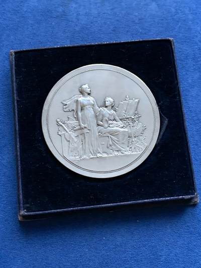 《竞宝斋》第423场 周日，周一，周二  3场连拍 （全场包邮） 1898法国音乐节大银章 菱形银标 带盒 129.2克 68.5mm