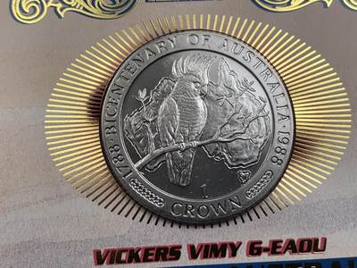 《竞宝斋》第423场 周日，周一，周二  3场连拍 （全场包邮） 英国2005年发行英国澳大利亚1919首航纪念邮币封。嵌入1988年马恩岛澳大利亚凤头鹦鹉纪念克朗币，邮票皆为英澳历史遗迹。超豪华大幅仿航空信封设计，元素满满，美轮美奂。