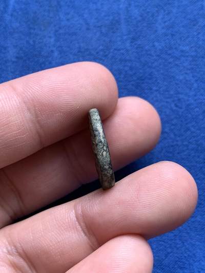 《竞宝斋》第423场 周日，周一，周二  3场连拍 （全场包邮） 古希腊塞琉古王朝宙斯铜币 ，公元前一世纪皮埃里亚安条克城地区打制，正面：宙斯头像，背面：宙斯手托胜利女神奈基座像。数据约：18.2毫米，6.8克。状态如图，难得未清洗，底板光洁，细节很好，有较大清理空间。