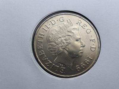 《竞宝斋》第423场 周日，周一，周二  3场连拍 （全场包邮） 英国2000年千禧年跨越世纪，格林尼治倒计时主题纪念限量邮币封，经典世纪倒计时表盘同题材5英镑纪念克朗币。经典的一枚，超大幅设计。