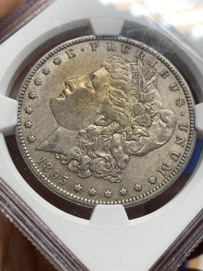 《竞宝斋》第423场 周日，周一，周二  3场连拍 （全场包邮） NGC XF40 美国 1895年 一美元 摩根银币 “摩根王”年份 整体味道和状态不错 砸盒重评有望加分