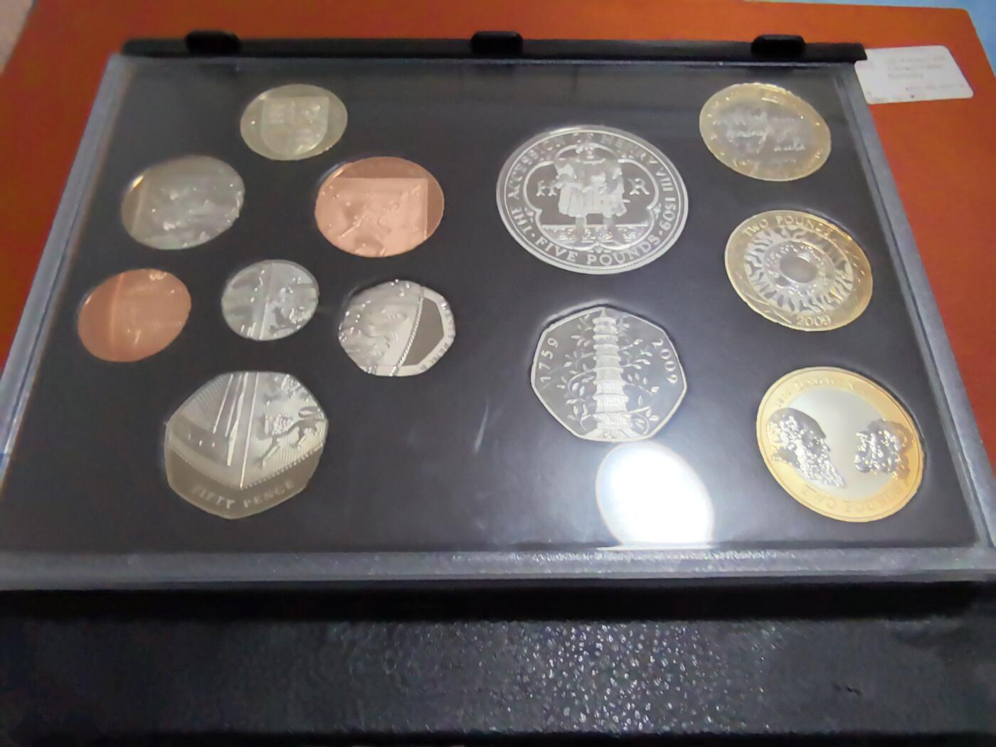 长老汇蛇年精选第五十四场拍卖 2009英国精制币12枚，盒证全，含大热门邱园50便士，普制币套装市场价大约2900元，这套是精制币