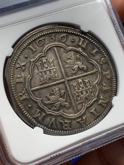 《竞宝斋》第423场 周日，周一，周二  3场连拍 （全场包邮） NGC MS63 西班牙塞哥维亚1636年菲利普四世8R大银币 原色包浆 此币铸打精细准确，出自声名显赫的塞哥维亚皇家造币厂 多个世纪积累下来的窑藏包浆饱满浓厚，泛映着闪烁底光 ，伴随西班牙帝国往昔的荣光记忆，续写着近四百年的传奇，本枚于22年底HA就曾以22800美金成交, 西属顶级藏家之选