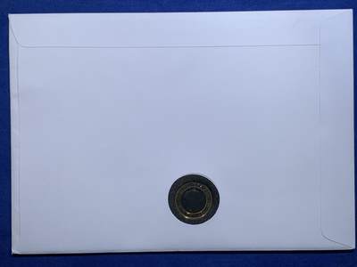 《竞宝斋》第423场 周日，周一，周二  3场连拍 （全场包邮） 英国2005年二战欧洲战场胜利60周年纪念限量邮币封，嵌入同年同题材二战结束60周年纪念2英镑双色金属硬币。图案圣保罗大教堂，英国坚持与胜利的象征。超大幅设计。