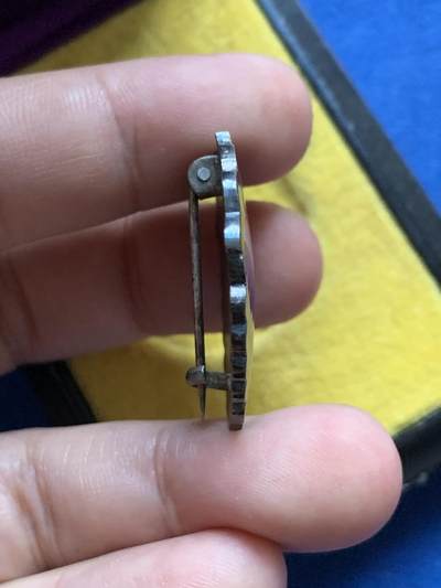 《竞宝斋》第423场 周日，周一，周二  3场连拍 （全场包邮） 纪年二千六百年纪念银制胸章 富国征兵保险相互会社 14.4克 带盒 细节见图