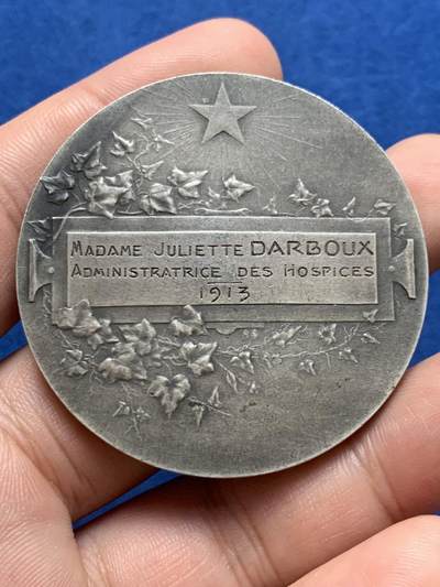 《竞宝斋》第423场 周日，周一，周二  3场连拍 （全场包邮） 法国1913年马赛市民医院纪念银章，城市景观纹章图，丰饶角1AR边铭，49.8mm，63.5克