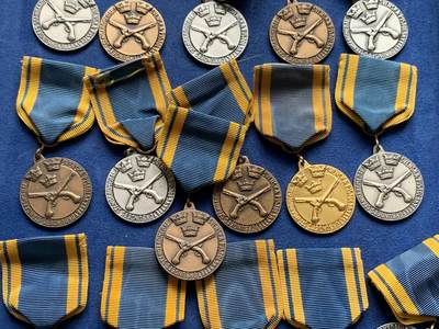 《竞宝斋》第423场 周日，周一，周二  3场连拍 （全场包邮） 瑞典射击节奖章，全部16枚，单个直径31mm，总重约272.5克。