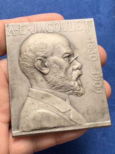 《竞宝斋》第423场 周日，周一，周二  3场连拍 （全场包邮） 19世纪末至20世纪初法国著名的金属艺术品工坊Opus Fonfreide作A.E. Jacoulet镀银铜章 Jacoulet为19世纪法国著名徽章雕刻师 144.5克 59*72mm 丰饶角铜标