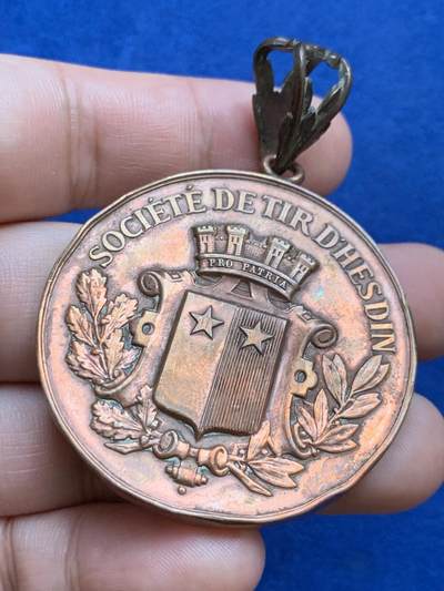 《竞宝斋》第423场 周日，周一，周二  3场连拍 （全场包邮） 法国1896年埃斯丁射击协会大尺寸奖章，直径47mm，带环重约49.2克。历经岁月，边有磕碰，细节见图。