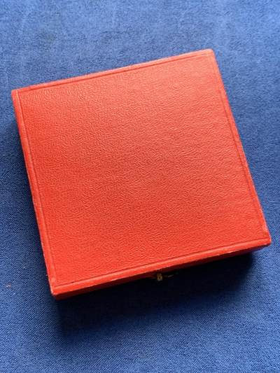 《竞宝斋》第423场 周日，周一，周二  3场连拍 （全场包邮） 法国三天使园艺银章 丰饶角2银标 带盒 60.6克 50.2mm