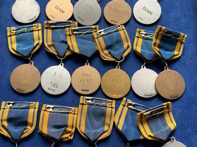 《竞宝斋》第423场 周日，周一，周二  3场连拍 （全场包邮） 瑞典射击节奖章，全部16枚，单个直径31mm，总重约272.5克。
