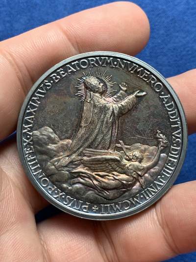 《竞宝斋》第423场 周日，周一，周二  3场连拍 （全场包邮） 原盒 梵蒂冈庇护十二世教皇纪念银章，五彩高浮雕，细节见图，43.8mm，37.1克。