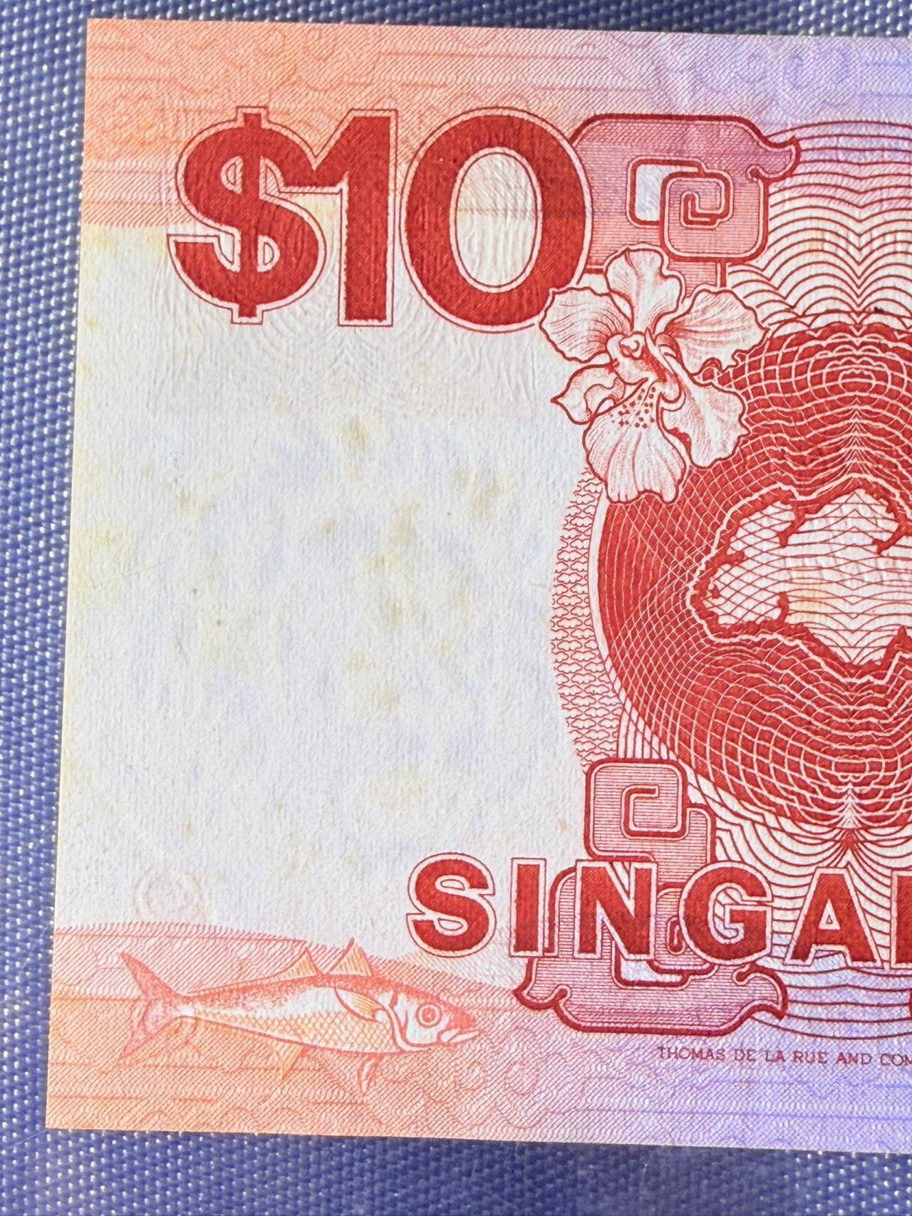 《外钞收藏家》第五百七十一期（国庆场第二场）（本平台长期征集拍品、欢迎藏友们联系合作） 新加坡1988年10元船版纸币，超级靓号 288888，非常少见的靓号！正面是帕拉里号帆船图案，背面是公共住房建筑。品相九品，右下角有折，右边水印有黄点。