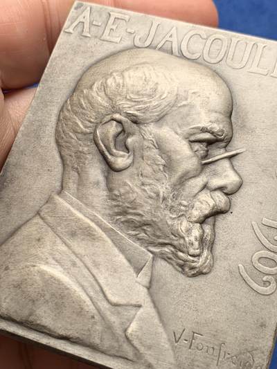 《竞宝斋》第423场 周日，周一，周二  3场连拍 （全场包邮） 19世纪末至20世纪初法国著名的金属艺术品工坊Opus Fonfreide作A.E. Jacoulet镀银铜章 Jacoulet为19世纪法国著名徽章雕刻师 144.5克 59*72mm 丰饶角铜标