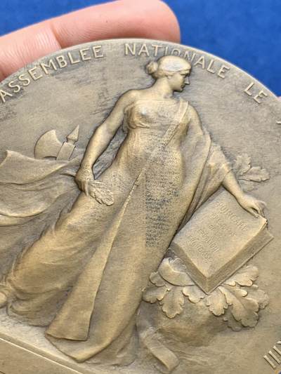 《竞宝斋》第423场 周日，周一，周二  3场连拍 （全场包邮） 1913年雷蒙·普恩加莱当选总统纪念章  保存于原装勃艮第红盒子 147.3克 71.8mm 丰饶角铜标