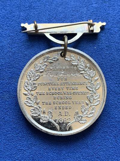 《竞宝斋》第423场 周日，周一，周二  3场连拍 （全场包邮） 英国1892年维多利亚纪念章，WM材质，少见品种，直径：38mm，总重约19.8克。