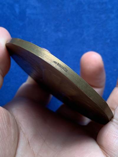 《竞宝斋》第423场 周日，周一，周二  3场连拍 （全场包邮） 1913年雷蒙·普恩加莱当选总统纪念章  保存于原装勃艮第红盒子 147.3克 71.8mm 丰饶角铜标