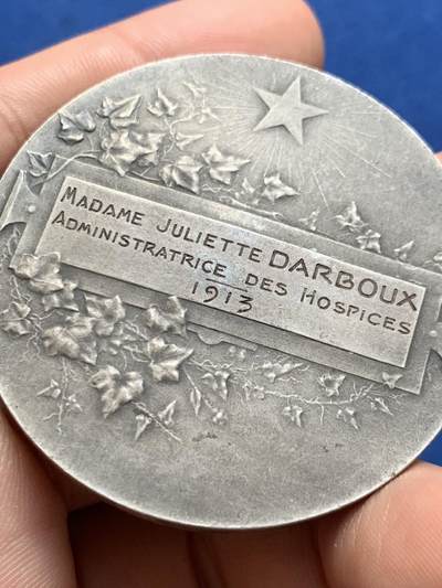 《竞宝斋》第423场 周日，周一，周二  3场连拍 （全场包邮） 法国1913年马赛市民医院纪念银章，城市景观纹章图，丰饶角1AR边铭，49.8mm，63.5克