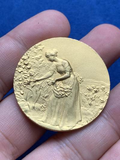 《竞宝斋》第423场 周日，周一，周二  3场连拍 （全场包邮） 法国园艺协会镀金铜章 22.4克 36.8mm 三角边铭 带小圆盒