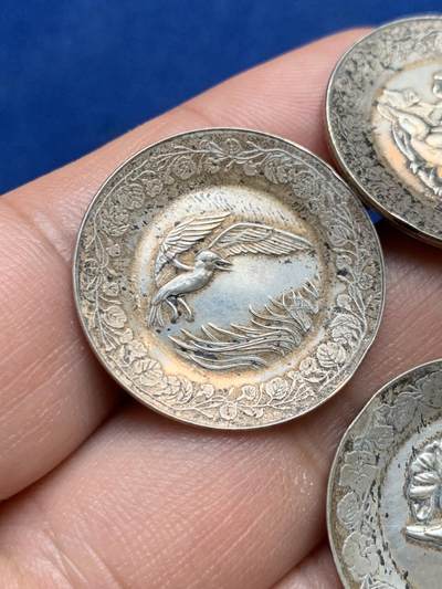 《竞宝斋》第423场 周日，周一，周二  3场连拍 （全场包邮） 三枚一组 法国私人定制鸟类银章 带有80%含银量银标 总重13克 25.8mm