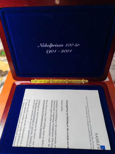 长老汇蛇年精选第五十四场拍卖 2001挪威+瑞典诺贝尔百周年100克朗+200克朗银币，原盒+说明纸，极为难得，仅挪威那枚克书标价225美金，2000套