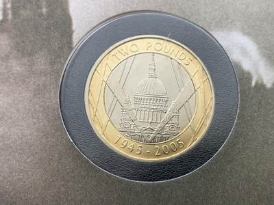 《竞宝斋》第423场 周日，周一，周二  3场连拍 （全场包邮） 英国2005年二战欧洲战场胜利60周年纪念限量邮币封，嵌入同年同题材二战结束60周年纪念2英镑双色金属硬币。图案圣保罗大教堂，英国坚持与胜利的象征。超大幅设计。