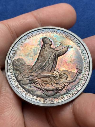 《竞宝斋》第423场 周日，周一，周二  3场连拍 （全场包邮） 原盒 梵蒂冈庇护十二世教皇纪念银章，五彩高浮雕，细节见图，43.8mm，37.1克。