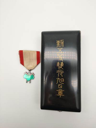 徽章杂项专场0927 - 勋五等旭日章 绶带及上部分带原盒黑漆木盒有轻微开裂现象