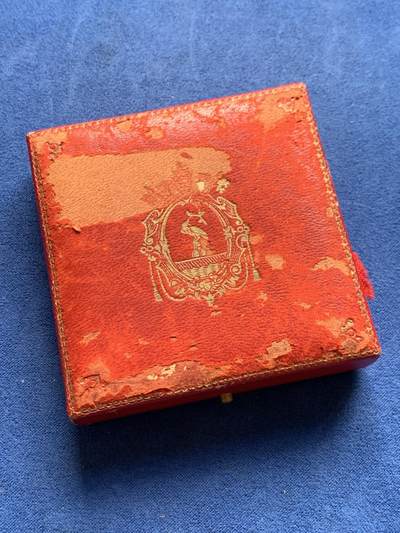 《竞宝斋》第423场 周日，周一，周二  3场连拍 （全场包邮） 原盒 梵蒂冈庇护十二世教皇纪念银章，五彩高浮雕，细节见图，43.8mm，37.1克。