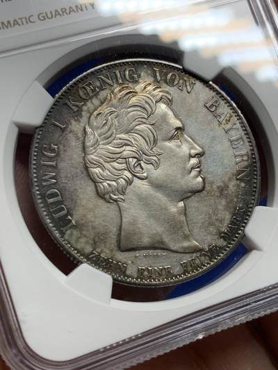 《竞宝斋》第423场 周日，周一，周二  3场连拍 （全场包邮） NGC UNC 德国 巴伐利亚 1835年 马克西米利安·约瑟夫国王纪念碑 泰勒银币 细节 包浆不错 性价比之选