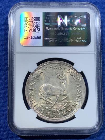 《竞宝斋》第423场 周日，周一，周二  3场连拍 （全场包邮） NGC MS64 南非1953年伊丽莎白二世1克朗大银币，加冕首年。流通版的高分比精铸版更少见。双面淡金彩，十字转光，状态很赞。
