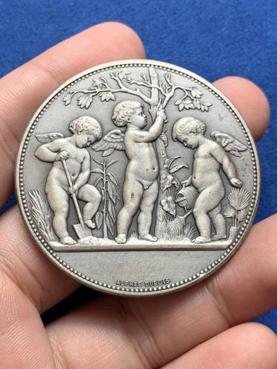 《竞宝斋》第423场 周日，周一，周二  3场连拍 （全场包邮） 法国三天使园艺银章 丰饶角2银标 带盒 60.6克 50.2mm