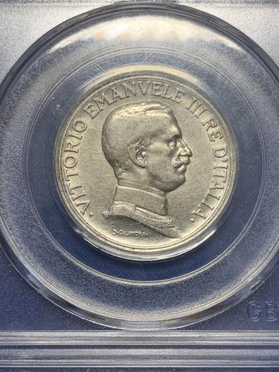 《竞宝斋》第423场 周日，周一，周二  3场连拍 （全场包邮） 公博 MS63 意大利王国2里拉银币，1914年罗马厂打制，正面：埃马努埃莱三世头像，背面：女战神驾四马战车。复古罗马风格，经典币种。