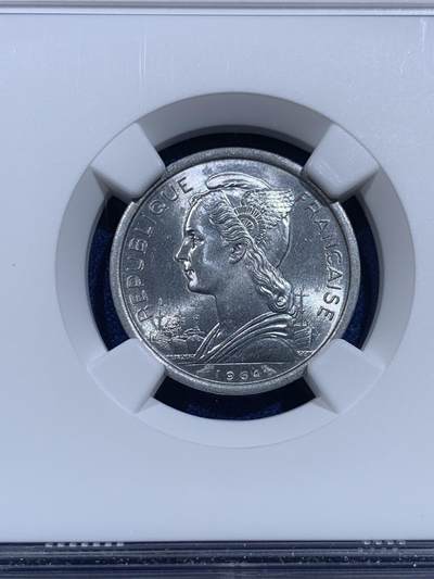 《竞宝斋》第423场 周日，周一，周二  3场连拍 （全场包邮） 两枚一组 NGC MS65/63 1964科摩罗2/1法郎 少见铝币 高分不易 图案富有法属风情 可藏 细节见图