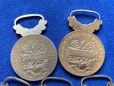 《竞宝斋》第423场 周日，周一，周二  3场连拍 （全场包邮） 五枚一组 法国镀金银质功勋章 总重约61.7克 26.9-29mm