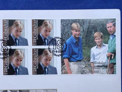 《竞宝斋》第423场 周日，周一，周二  3场连拍 （全场包邮） 英国直布罗陀2000年威廉王子18岁生日纪念限量邮币封，嵌入2000年英国直布罗陀同题材纪念克朗币。超大设计，王子朝气。