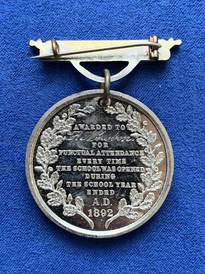 《竞宝斋》第423场 周日，周一，周二  3场连拍 （全场包邮） 英国1892年维多利亚纪念章，WM材质，少见品种，直径：38mm，总重约19.8克。