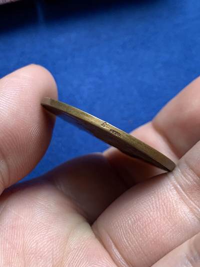 《竞宝斋》第423场 周日，周一，周二  3场连拍 （全场包邮） 法国1927年巴黎第十一区学校基金纪念铜章 13.6克 33.5mm 三角铜标 带盒