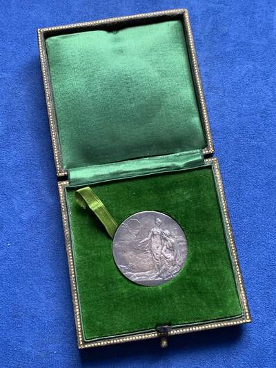 《竞宝斋》第423场 周日，周一，周二  3场连拍 （全场包邮） 法国鲁夫运河工程银质纪念章 22.9克 35.8mm  普通外拍 3200成交 正面：六边形盾徽上刻有年份1775， 图案区域标注1911-1916年及签名“GREGOIRE”；底部铭文“致鲁夫大型海上隧道的合作者与工人们”。背面：正在开凿的隧道中，一名工人倚靠镐头休息；底部铭文“长度7,200米 开口22米/断面300平方米”。 原盒  此章颁发给桥梁与公路总监察长克拉韦耶 