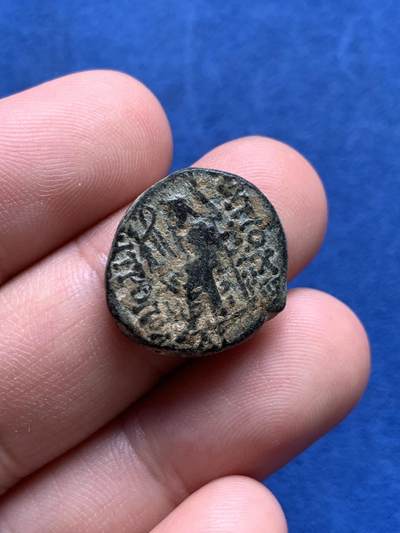 《竞宝斋》第423场 周日，周一，周二  3场连拍 （全场包邮） 古希腊塞琉古王朝宙斯铜币 ，公元前一世纪皮埃里亚安条克城地区打制，正面：宙斯头像，背面：宙斯手托胜利女神奈基座像。数据约：18.2毫米，6.8克。状态如图，难得未清洗，底板光洁，细节很好，有较大清理空间。