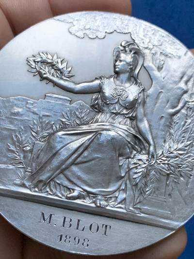 《竞宝斋》第423场 周日，周一，周二  3场连拍 （全场包邮） 1898法国音乐节大银章 菱形银标 带盒 129.2克 68.5mm