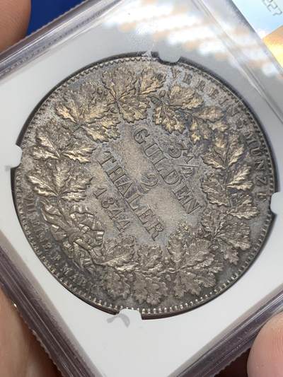 《竞宝斋》第423场 周日，周一，周二  3场连拍 （全场包邮） NGC AU55 德国1844年法兰克福城市景观2泰勒银币，高点细节很好，正面底板欧陆灰包浆，略带五彩，背面镜面底板，五彩包浆，1844是末年和小特年，55分以上仅10枚，评级数量很少。