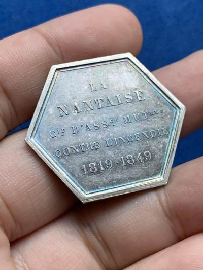 《竞宝斋》第423场 周日，周一，周二  3场连拍 （全场包邮） 1849年南特火灾保险六角银质代币 品相佳，直径：31.5mm，重：11.45g，丰饶角边铭。