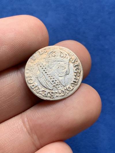 《竞宝斋》第423场 周日，周一，周二  3场连拍 （全场包邮） 1624年波兰立陶宛联邦3格罗申银币，正面：西吉斯蒙德三世右侧面肖像。SIG.III.D.G.REX.POL.MDL  译文：西吉斯蒙德三世，蒙上帝恩典，波兰国王，立陶宛大公。背面：上方为罗马数字面额、波兰鹰徽、瓦萨王朝纹章与将年份分隔的立陶宛维提斯骑士徽。下方为萨斯基纹章。1624  GROS.ARGE TRIP.REGNPOLONI  译为