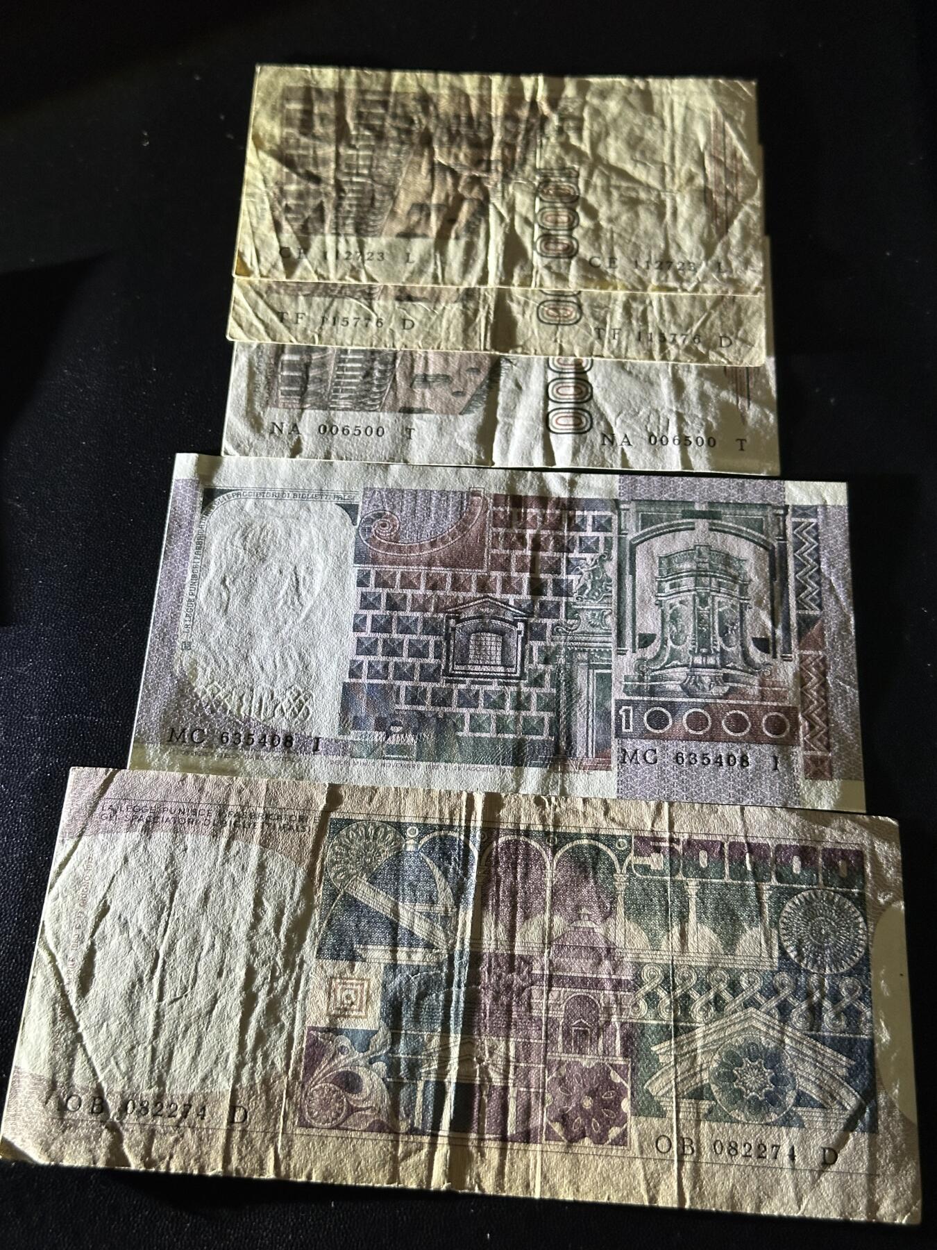 《外钞收藏家》第五百七十一期（国庆场第二场）（本平台长期征集拍品、欢迎藏友们联系合作） 意大利1000里拉3张+1万和5万里拉 一起 非全新 品相如图