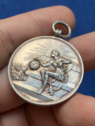 《竞宝斋》第423场 周日，周一，周二  3场连拍 （全场包邮） 英国伯明翰足球协会纪念银章 24.5克 32.3mm